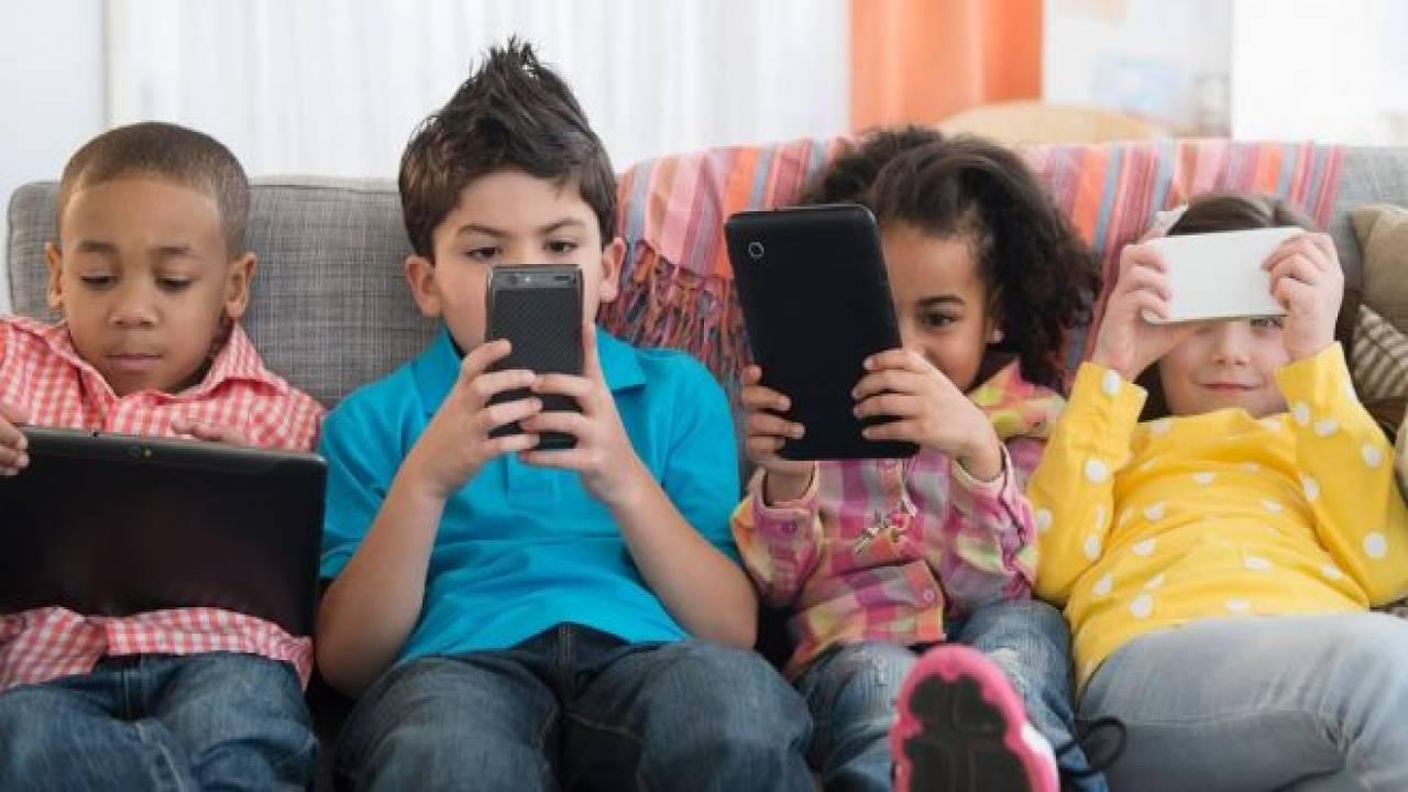مخاطر جسيمة للاطفال بسبب استخدام الهواتف الذكية لتأثيرها علي القدرات العقلية